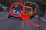 VISI SA KROVA KABRIOLETA, DOK VOZAČ JURCA ULICOM! Jeziva scena na ulicama Beograda (VIDEO)