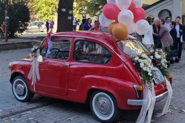 UŽIČKI MLADENCI SVE ODUŠEVILI IZBOROM PREVOZA! Venčali se, a onda "odjurili" u fići starom 40 godina!