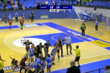 SKANDAL NA RUKOMETNOJ UTAKMICI! Potukle se Beograđanke! Pesnice SEVALE na sve strane! (VIDEO)