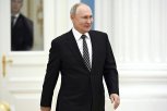 DA LI STE IKADA VIDELI PUTINA NA KOLENIMA? Predsednik Rusije uhvaćen u ŠOKANTNOJ POZI, a razlog će vas oduševiti (FOTO)