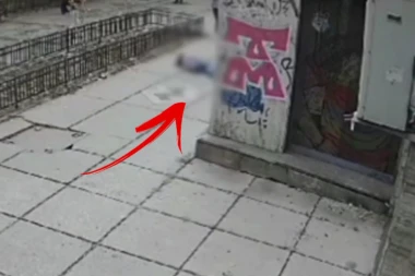 EVO KAKO JE ŽENA UBILA PROLAZNICU SKOKOM SA ZGRADE! Snimak STRAVE kruži društvenim mrežama, sigurnosne kamere snimile JEZIVU scenu! (UZNEMIRUJUĆE)