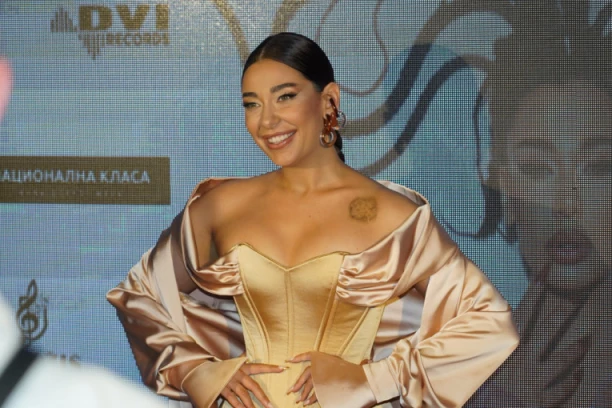 ZANOSNI DEKOLTE I ISTETOVIRANE NOGE: Sanja Vučić zasijala na promociji svog prvog albuma! (FOTO)