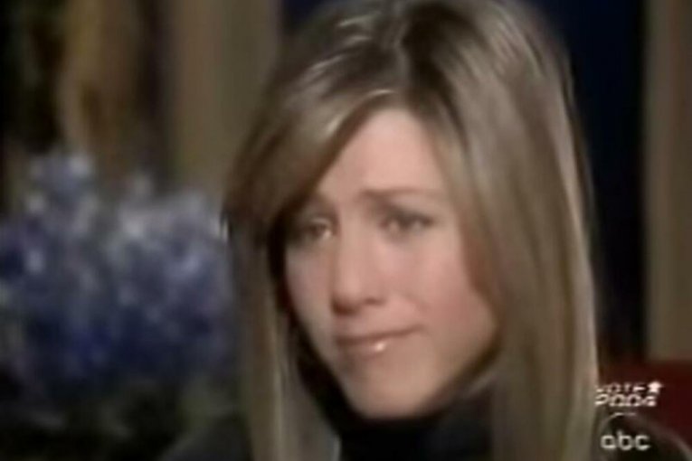 Dženifer Aniston plače