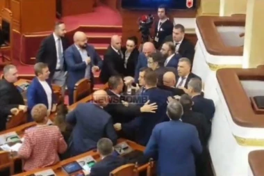 POTUKLI SE POSLANICI OPOZICIJE I VLASTI: Opšti haos u Skupštini Albanije, sednica odmah prekinuta (VIDEO)