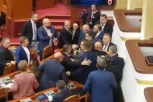 POTUKLI SE POSLANICI OPOZICIJE I VLASTI: Opšti haos u Skupštini Albanije, sednica odmah prekinuta (VIDEO)