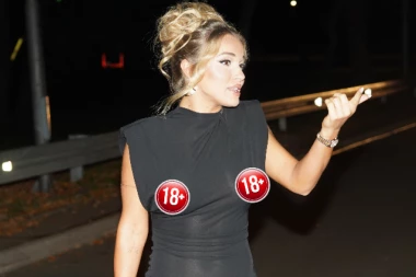 TEODORI SEVNULE BRADAVICE ISPOD PROVIDNE HALJINE! Gorući papraco, SVE se vidi! (FOTO 18+)