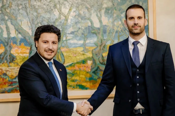 ABAZOVIĆ PREDAO DUŽNOST NOVOM PREMIJERU! Nasledniku Spajiću stigla i torta! (FOTO)