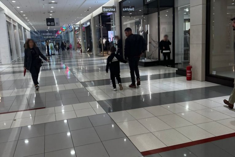 Marko Marković sa nepoznatim dečakom