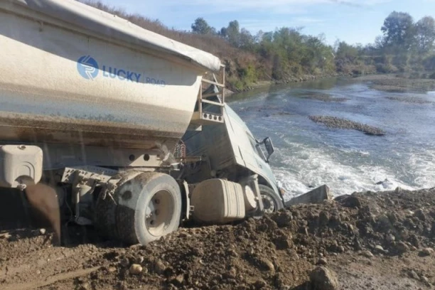 GRAĐEVINSKI KAMION PUN KAMENA SLETEO U ZAPADNU MORAVU S MOSTA: Evo u kakvom je stanju vozač