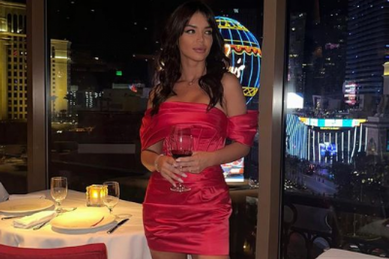 Aleksandra Morača u crvenoj haljini