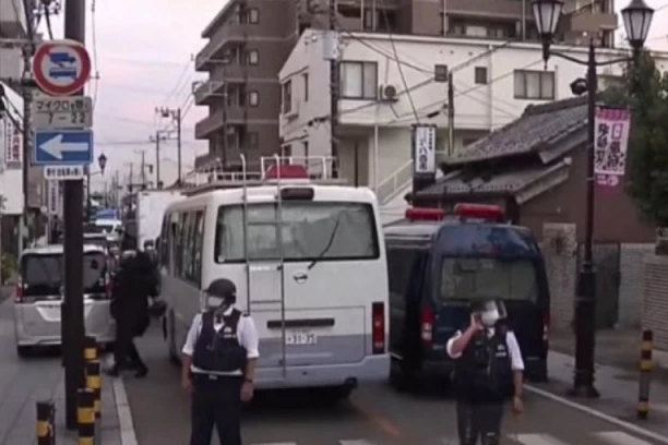 KRAJ TALAČKE KRIZE U JAPANU: Evo šta se desilo sa Japancem koji je ranio dvoje u bolnici, pa se zaključao u pošti!