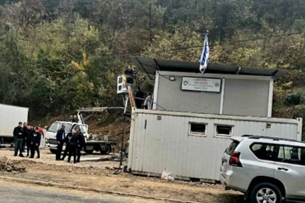 KURTIJEVI TERORISTI POSTAVILI TABLU I ISTAKLI ZASTAVU LAŽNE DRŽAVE: Nastavlja se izgradnja policijske stanice pored škole u Zubinom Potoku (FOTO)