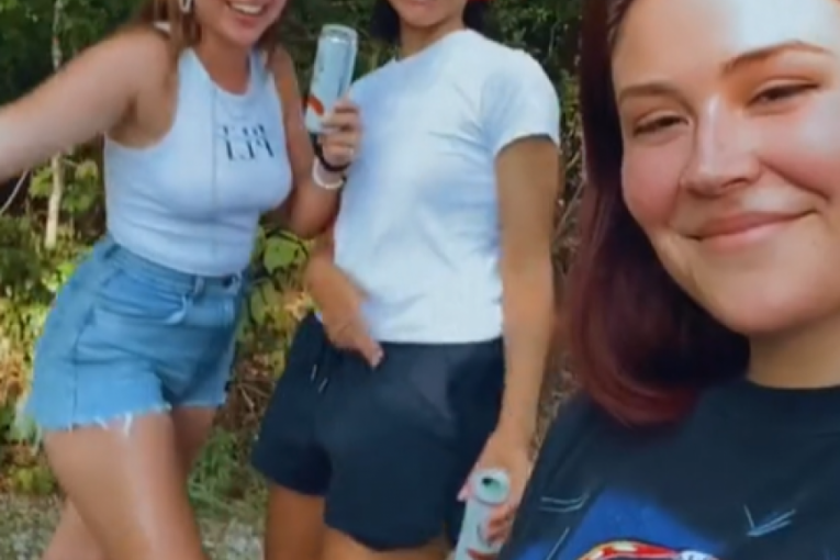 Kako izgleda veza tri devojke