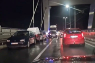 UŽAS U NOVOM SADU! SUDARILO SE MINIMUM PET AUTOMOBILA I KAMION: Na Žeželjevom mostu došlo do haosa! (VIDEO)