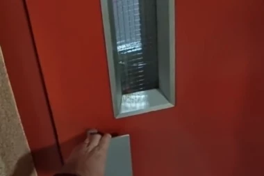 LIFT U NIŠU POSTAO JE NAJPOZNATIJA STVAR NA INTERNETU: Spolja izgleda NORMALNO, ali kada otvorite vrata - NEVIĐENO (FOTO/VIDEO)