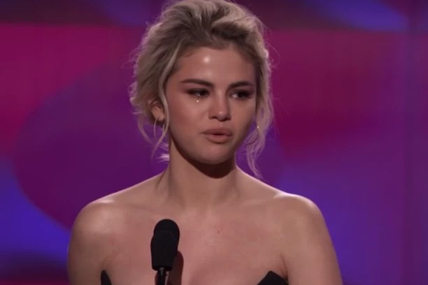 PEVAČICA SE POVLAČI IZ JAVNOSTI ZBOG SMRTI: Razorena bolom donela odluku, SRCE joj se CEPA NA KOMADE! (FOTO)