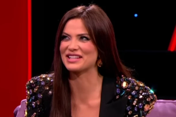 VRUĆ SNIMAK MILICE PAVLOVIĆ: Uvija se u provokativnom izdanju, društvene mreže GORE! (VIDEO)