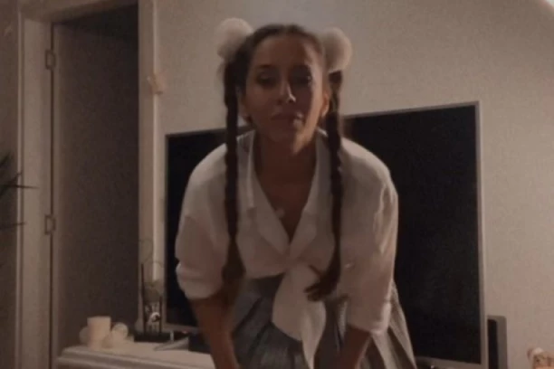 HTELA DA SE VRATI U ŠKOLSKE DANE, A IZGLEDA KAO IZ FILMOVA ZA ODRASLE! Glumica provokativnim izdanjem izazvala KOLAPS na društvenim mrežema!