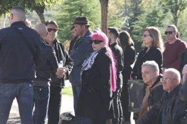 ZORICI BRUNCLIK POZLILO NA SAHRANI KODIĆEVOG SINA: Slomili je jecaji majke preminulog Aleksandra!