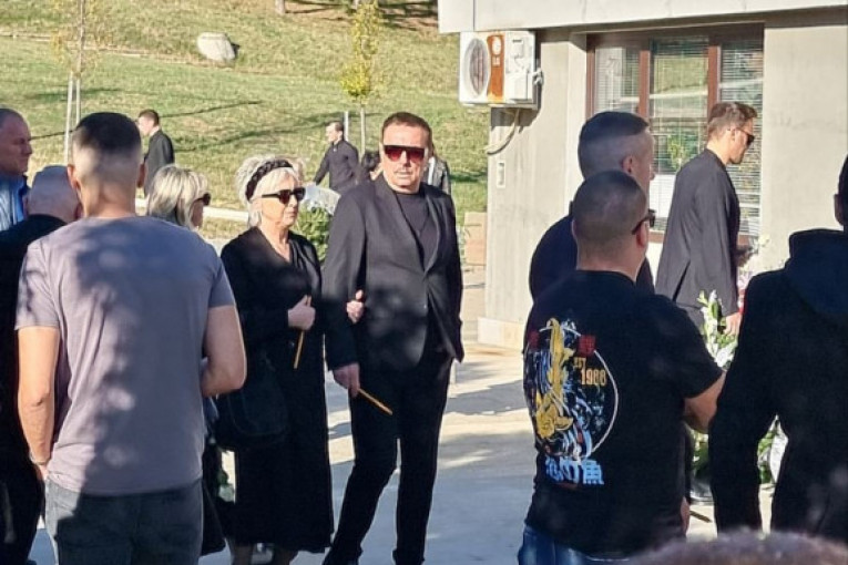 Aleksandar Kodić sahrana, Keba sa porodicom