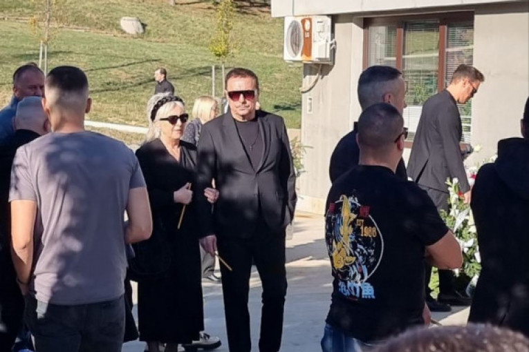 Aleksandar Kodić sahrana, Keba sa porodicom