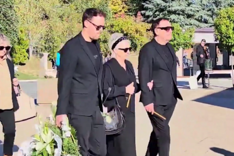 Aleksandar Kodić sahrana, Keba sa porodicom