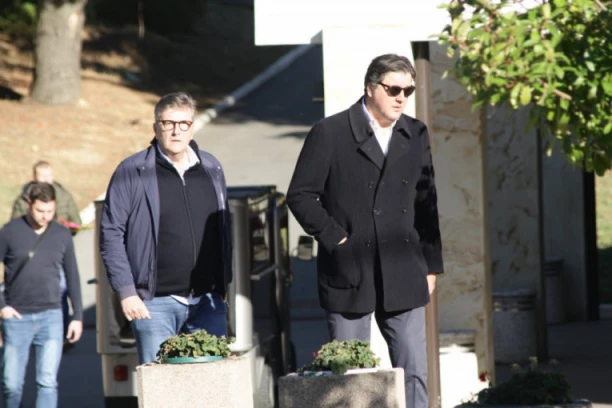 BODIROGA GRCA U SUZAMA: Ne može da dođe sebi na SAHRANI Kodićevog sina, JEZIVA TUGA na groblju (FOTO)