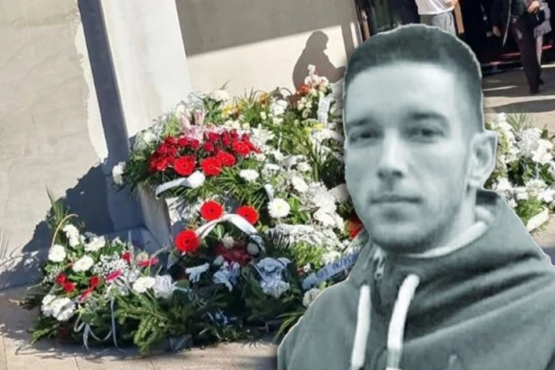 PORUKA NA VENCU SEČE POPUT ŽILETA: U lavini cveća izdvojio se JEDAN VENAC, muk i tuga na Lešću! (FOTO)