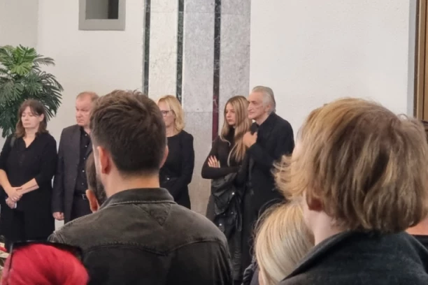 MIRKU KODIĆU POZLILO NA SAHRANI SINA ALEKSANDRA: Držao se za srce pored ćerke i sadašnje supruge!