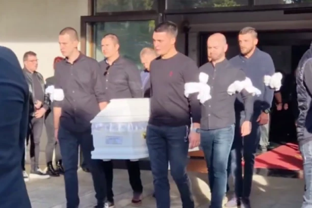 IZNESEN BELI KOVČEG IZ KAPELE: Povorka tuge krenula ka GROBU, roditelji nemi od bola PRATE SINA! (VIDEO)