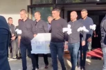 IZNESEN BELI KOVČEG IZ KAPELE: Povorka tuge krenula ka GROBU, roditelji nemi od bola PRATE SINA! (VIDEO)