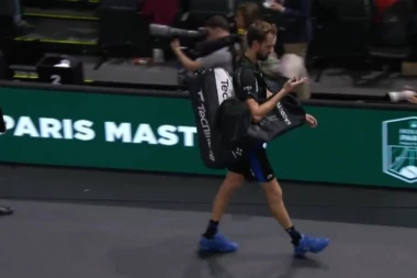 SKANDAL U PARIZU! Medvedev IZGUBIO kontrolu! Rus pokazao SREDNJI prst! (VIDEO)