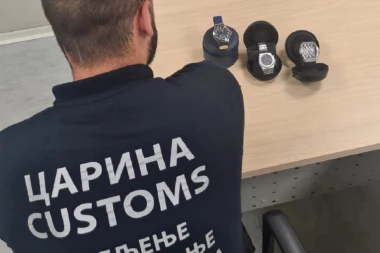 AU! KAKAV "ULOV" CARINIKA NA DVA GRANIČNA PRELAZA: Kada su ugledali DNO TORBE krijumčara ostali ŠOKIRANI! Posebnu pažnju privukla im je kutijica UMOTANA U FOLIJU - Evo šta su našli! (FOTO)