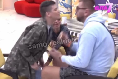 UROŠ NASKOČIO NA JANJUŠA, PA KRENUO DA GA POLJUBI! Košarkaš skočio kao oparen, ova šala mu se OBILA O GLAVU!