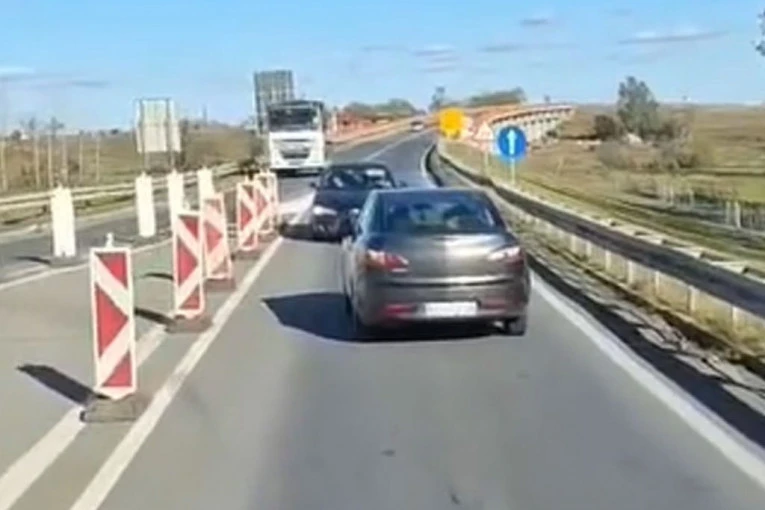 NEVIĐENA SCENA! ŽENA VOZILA U KONTRASMERU NA AUTOPUTU: Kada je shvatila šta je uradila, počela da se SMEJE!