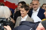 PRELEPO JE ŠTO IMAMO JOŠ VIŠE LJUDI NEGO PRETHODNE GODINE: Premijerka Brnabić dala podršku listi Srpske napredne stranke (FOTO)