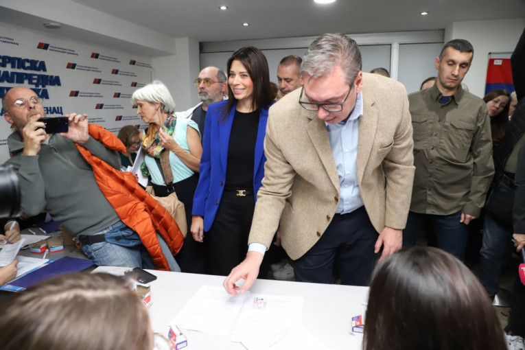 SNS DANAS PREDAJE IZBORNU LISTU!