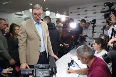 DO 22 SATA 83.427 GRAĐANA PODRŽALO LISTU ALEKSANDAR VUČIĆ - SRBIJA NE SME DA STANE! Građani još čekaju u redovima širom Srbije!