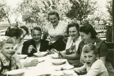 KADA SU VIDELI SLIKU ĆERKE IZ VRTIĆA GODINU DANA NISU MOGLI DA DOĐU SEBI: Roditelji ostali kao UKOPANI, samo su posmatrali (FOTO)