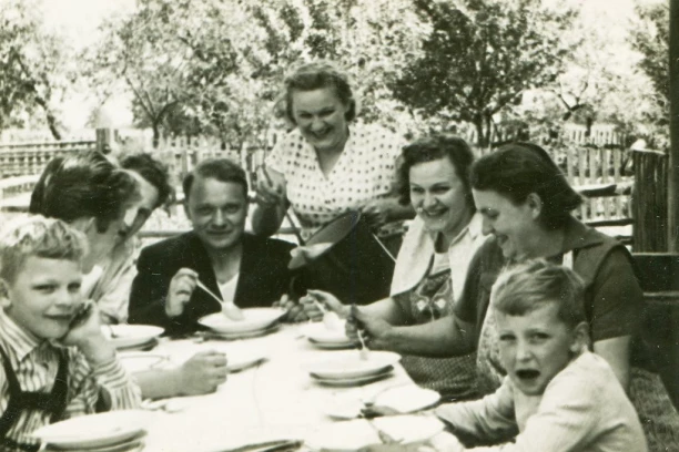 KADA SU VIDELI SLIKU ĆERKE IZ VRTIĆA GODINU DANA NISU MOGLI DA DOĐU SEBI: Roditelji ostali kao UKOPANI, samo su posmatrali (FOTO)