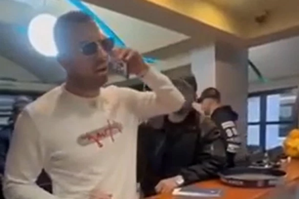 "POLA BEOGRADA REKETIRAMO, NEMOJ DA JE NEKOME OVO PALO NA PAMET..." Grupa nasilnika napravila LOM u kafiću - jedan od njih kik bokser (VIDEO)