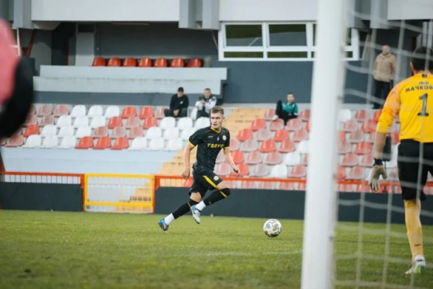 DEMONSTRACIJA MOĆI: "Gumari" u šestoj brzini - pola tuceta golova u mreži gostiju! (FOTO GALERIJA, VIDEO)