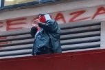 UHAPŠEN ZBOG NATPISA "OSLOBODITE GAZU!": Protestant bacao i crvenu boju po zgradi, građani u šoku