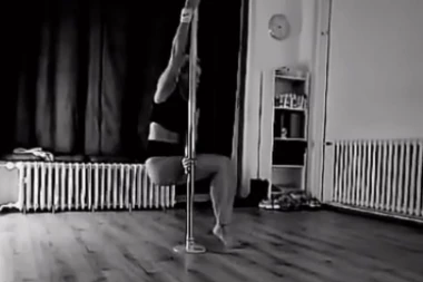 VODITELJKA PINKA PLEŠE OKO ŠIPKE: Razgolitila se u intimnom snimku, pa ZAMEŠALA OBLINAMA! (VIDEO)