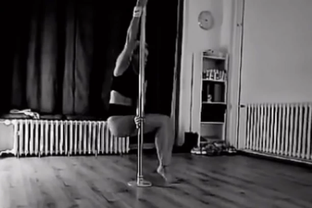 VODITELJKA PINKA PLEŠE OKO ŠIPKE: Razgolitila se u intimnom snimku, pa ZAMEŠALA OBLINAMA! (VIDEO)