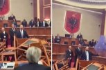 U ALBANSKOM PARLAMENTU POČELI DA BACAJU (DIMNE) BOMBE! Opet haos na zasedanju! (VIDEO)