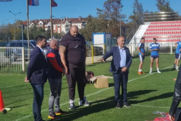 ZA BOLJE USLOVE RADA: Delegacija FSS posetila "srpsku Atinu" i darivala novosadsku Mladost GAT!