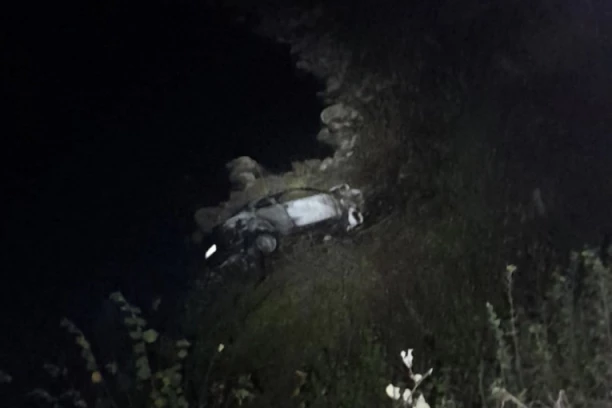SCENE KAO IZ HOROR FILMA! Automobil koji je sleteo u kanjon se zaustavio na samo par metara od reke - evo u kakvom su stanju povređeni!