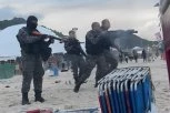 DUGIM CEVIMA NA NAVIJAČE PRED MEČ NA MARAKANI: Policija pucala i bacala šok bombe