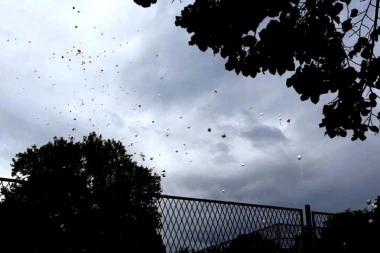TUGA U ''RIBNIKARU''! Đaci u suzama pustili bele balone u znak sećanja na nastradale vršnjake i čuvara škole! (VIDEO)